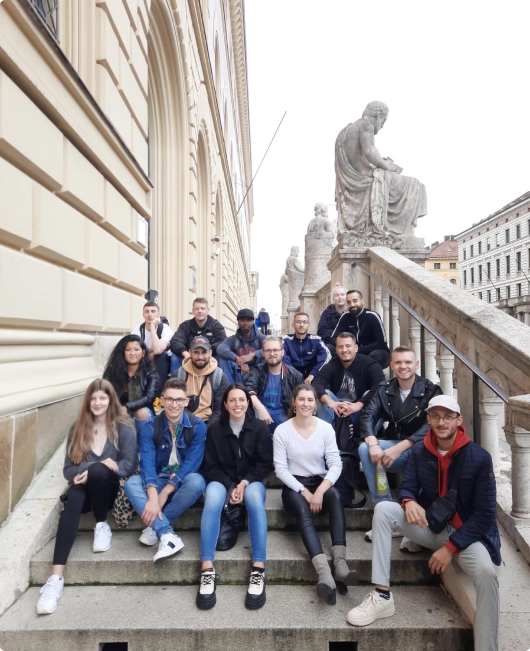 Gruppenfoto der Teilnehmer der Mittelstandsakademie Bayern auf einer Treppe vor der Residenz München