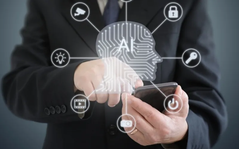 Geschäftsmann nutzt Smartphone mit digitalem KI-Interface, vernetzte Technologie-Symbole.